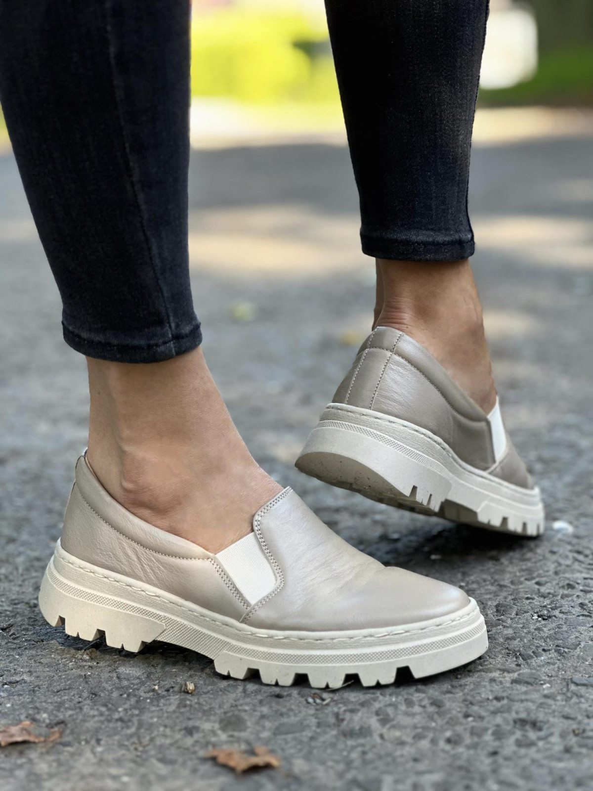 Beżowe półbuty damskie skórzane