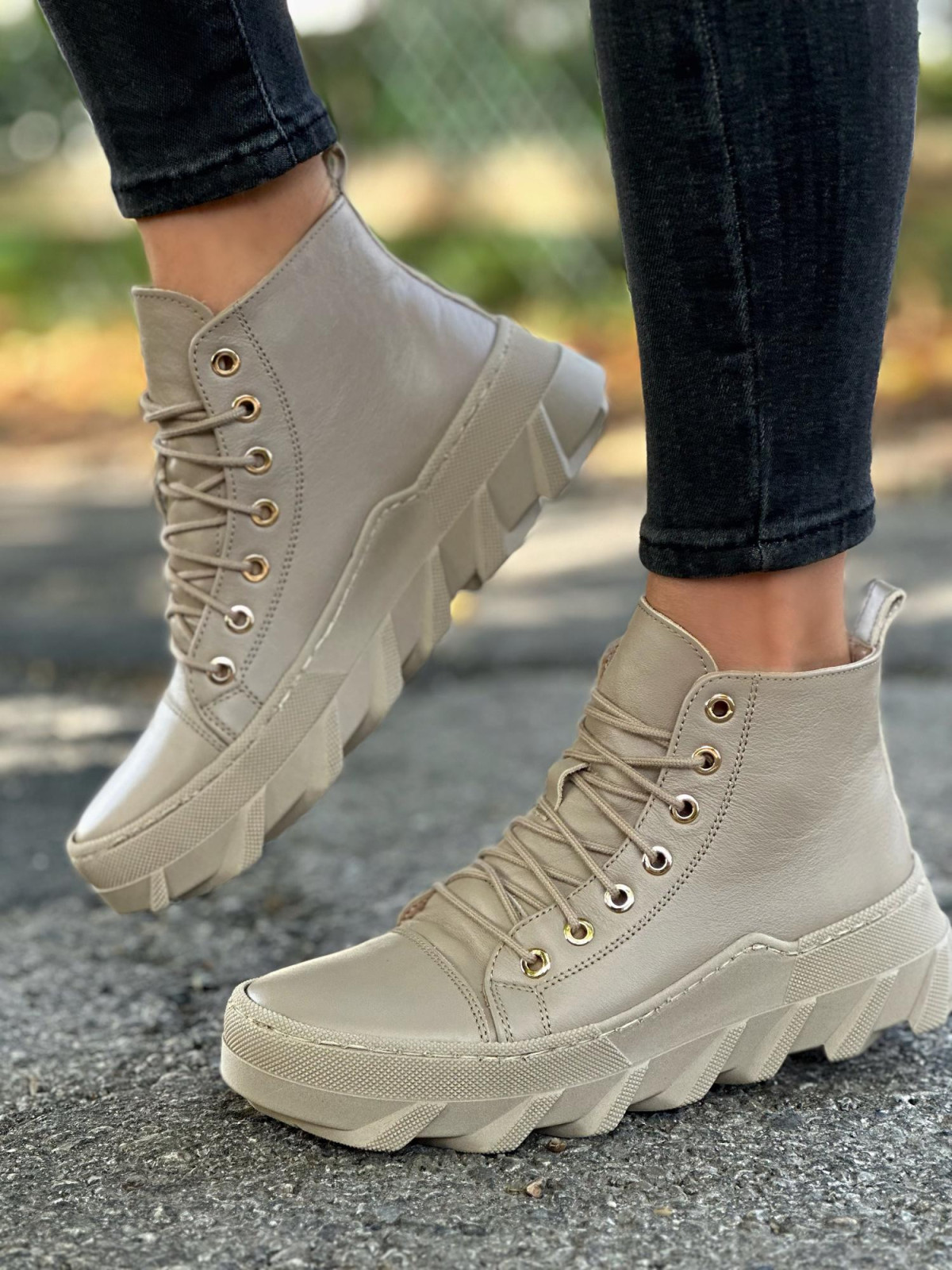 Beżowe trampki damskie skórzane