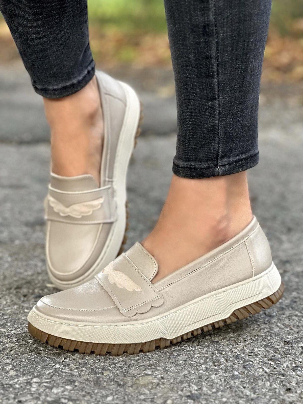 Beżowe mokasyny damskie skórzane