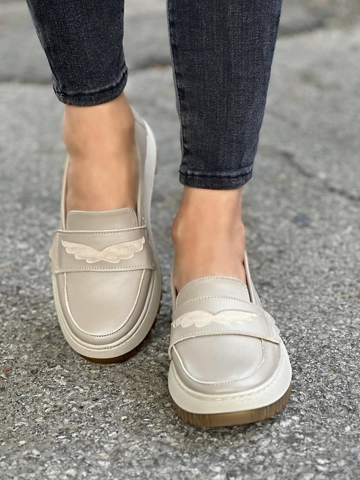 Beżowe mokasyny damskie skórzane