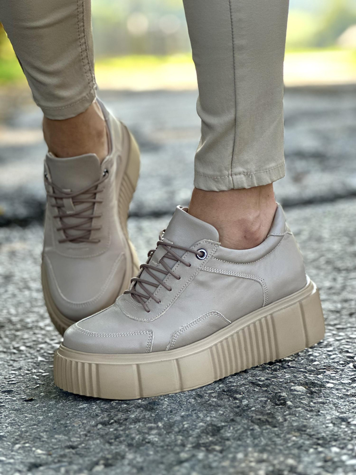 Beżowe trampki damskie skórzane