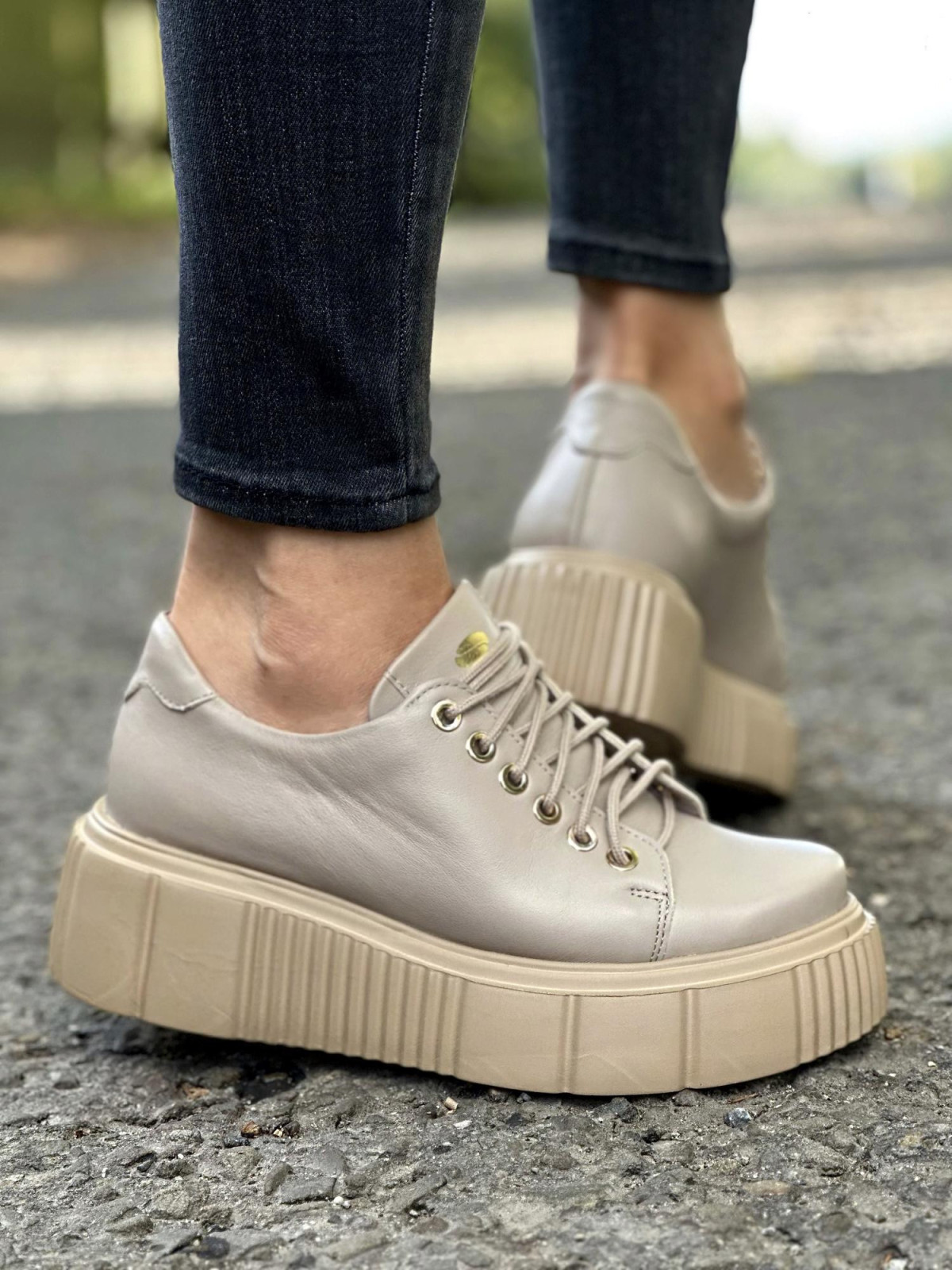 Beżowe trampki damskie skórzane