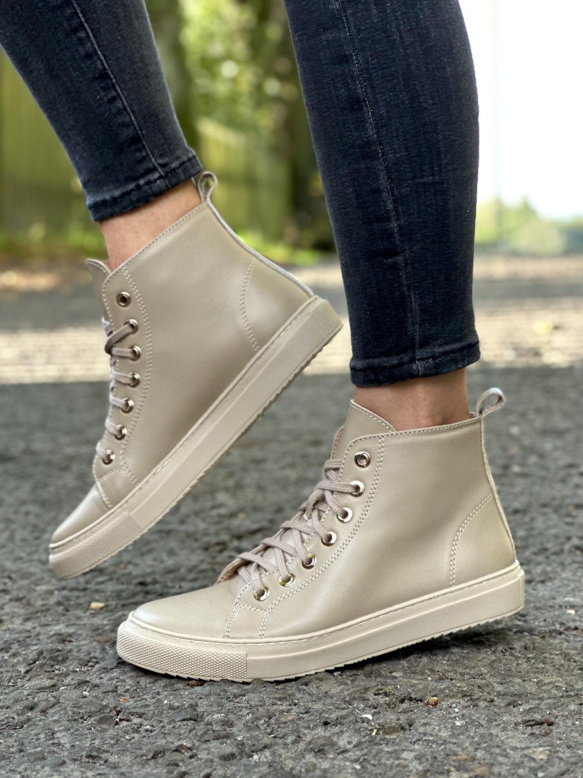 Beżowe trampki damskie skórzane