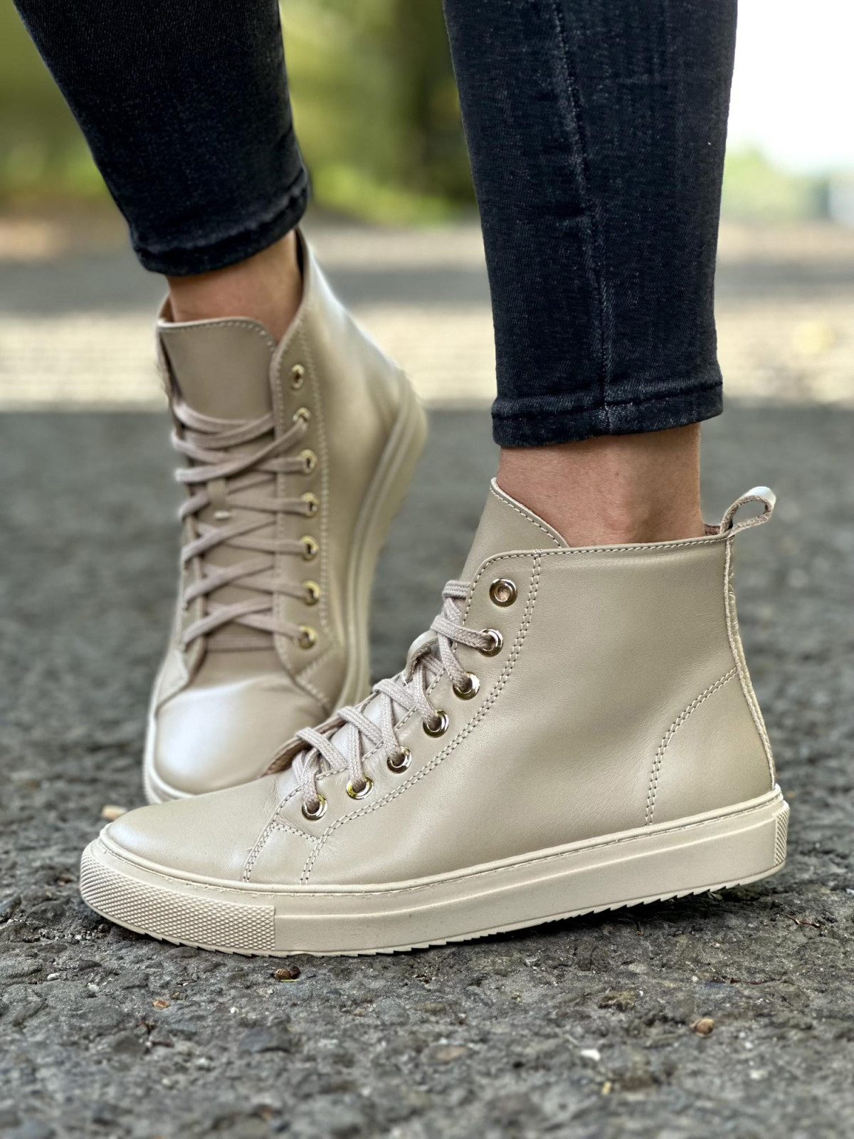 Beżowe trampki damskie skórzane