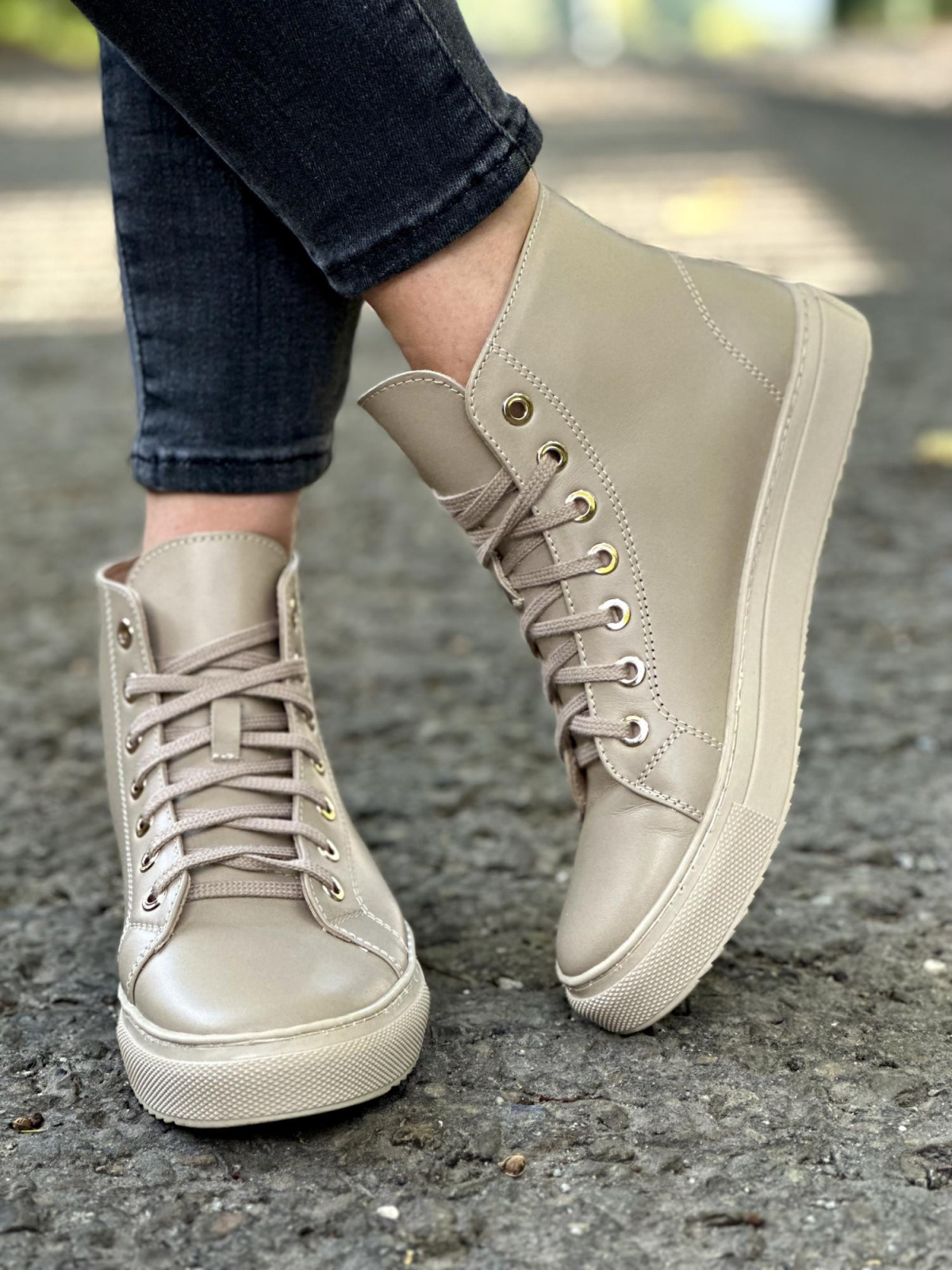 Beżowe trampki damskie skórzane