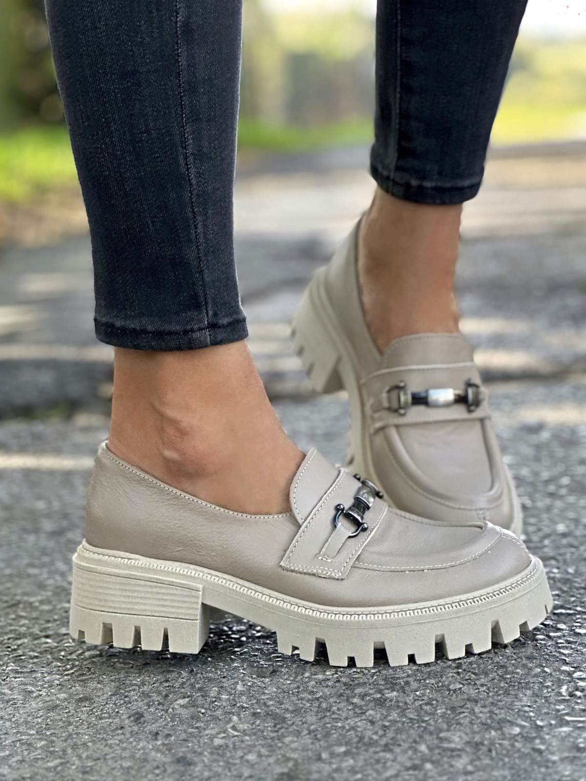 Beżowe mokasyny damskie skórzane