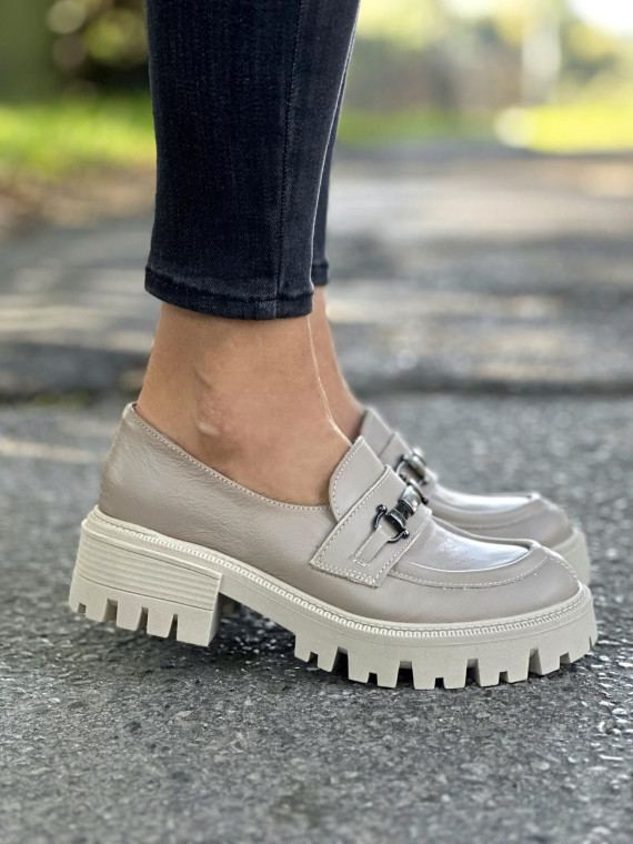 Beżowe mokasyny damskie skórzane