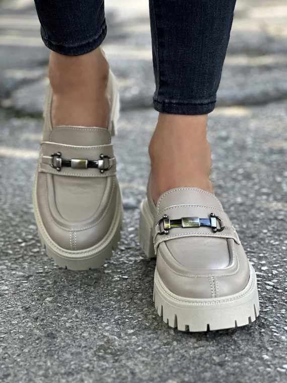 Beżowe mokasyny damskie skórzane