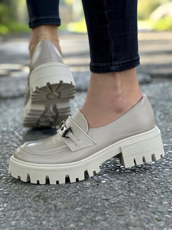 Beżowe mokasyny damskie skórzane