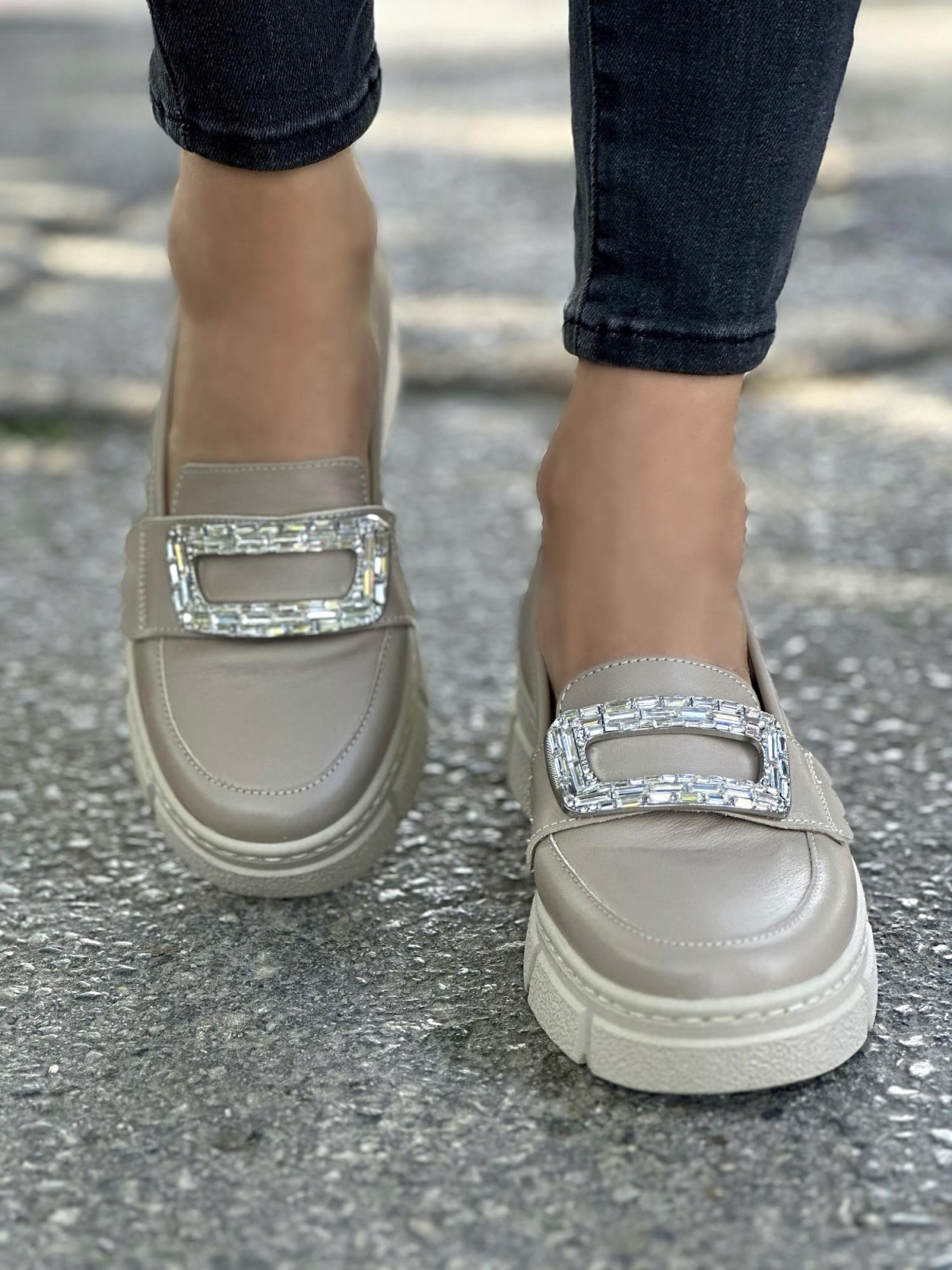 Beżowe mokasyny damskie skórzane