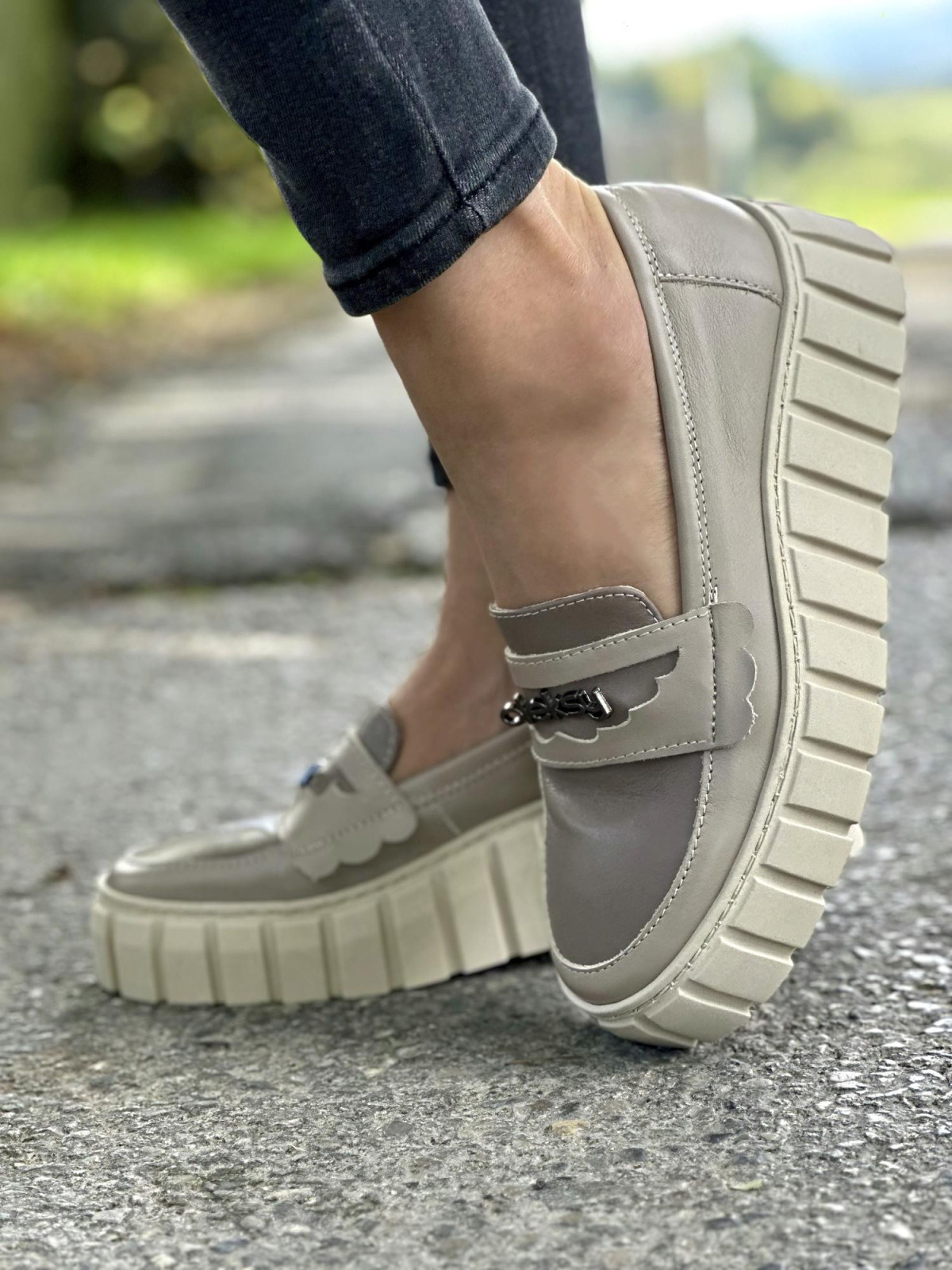 Beżowe mokasyny damskie skórzane