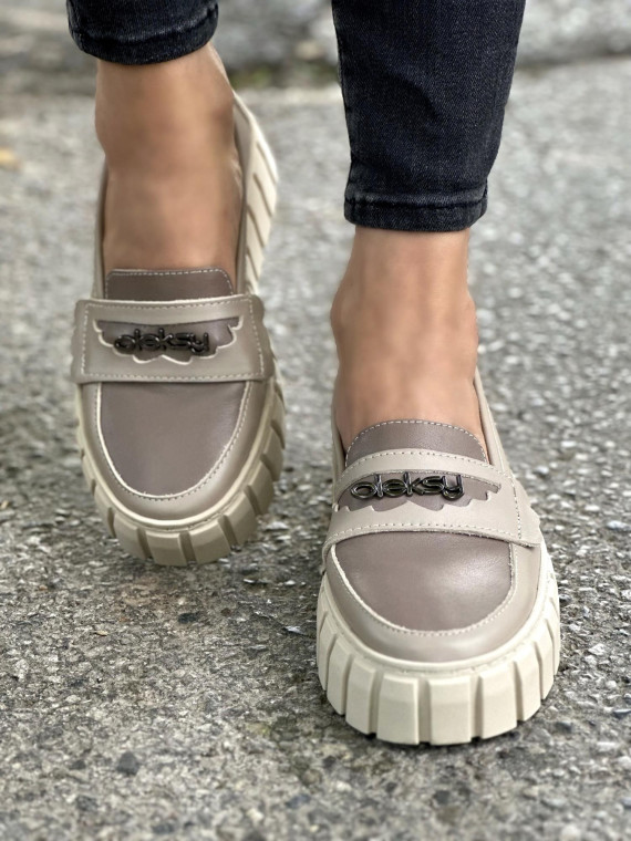 Beżowe mokasyny damskie skórzane