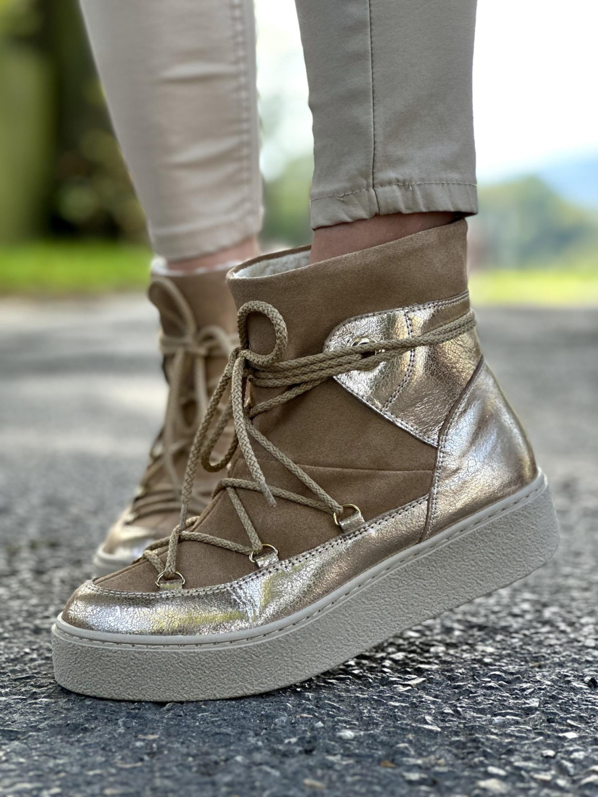 Beżowe śniegowce damskie skórzane