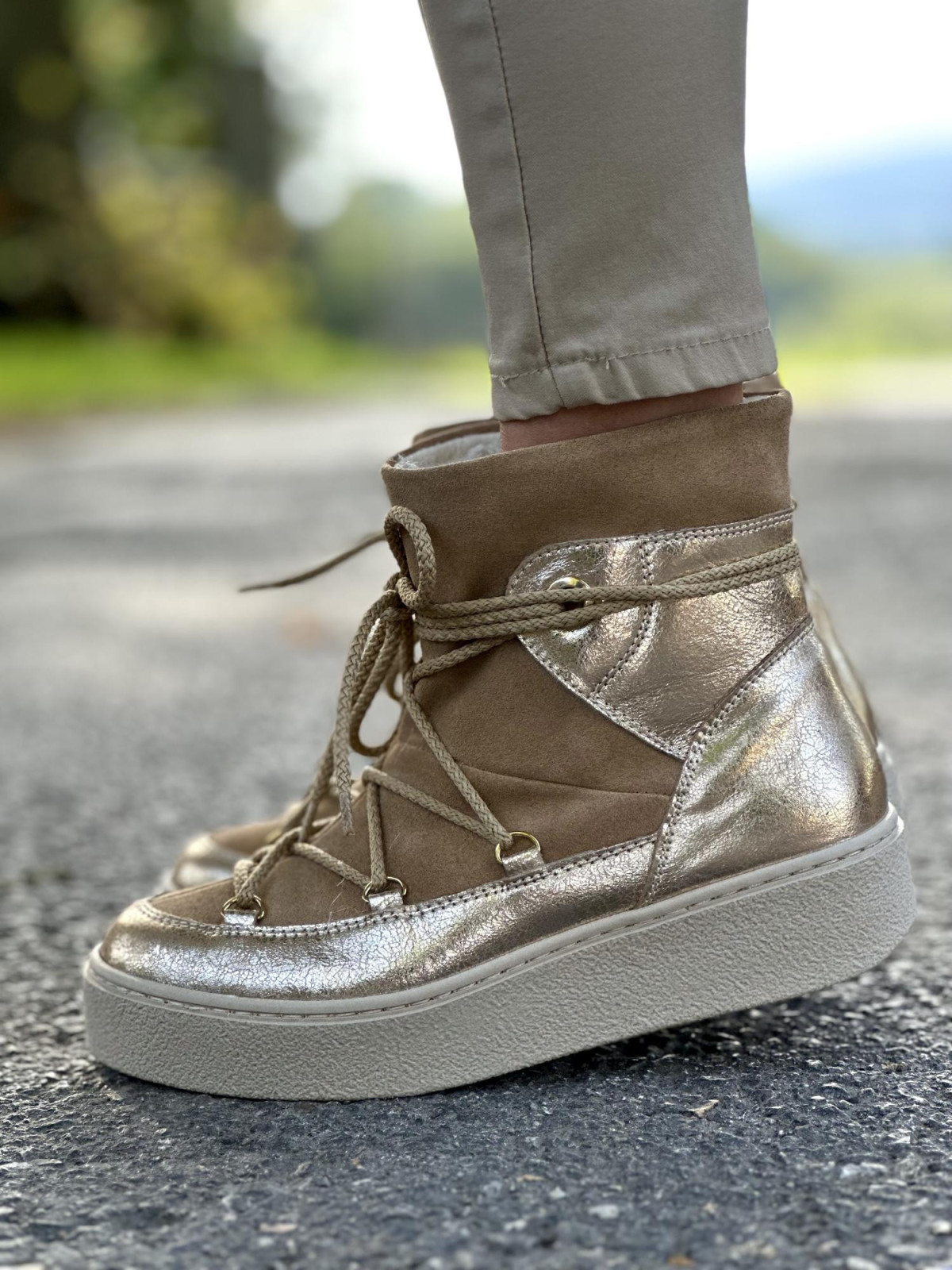 Beżowe śniegowce damskie skórzane