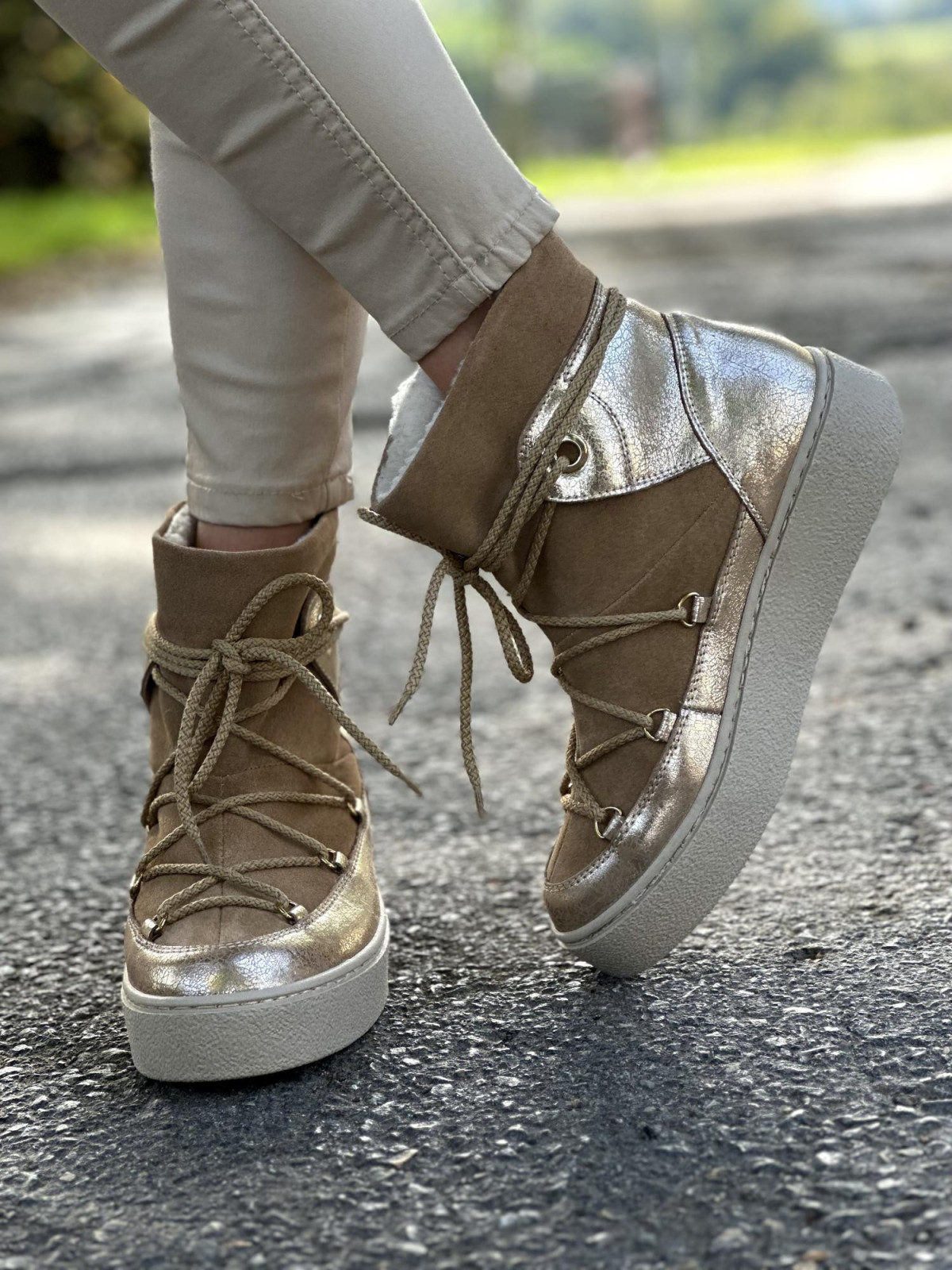 Beżowe śniegowce damskie skórzane