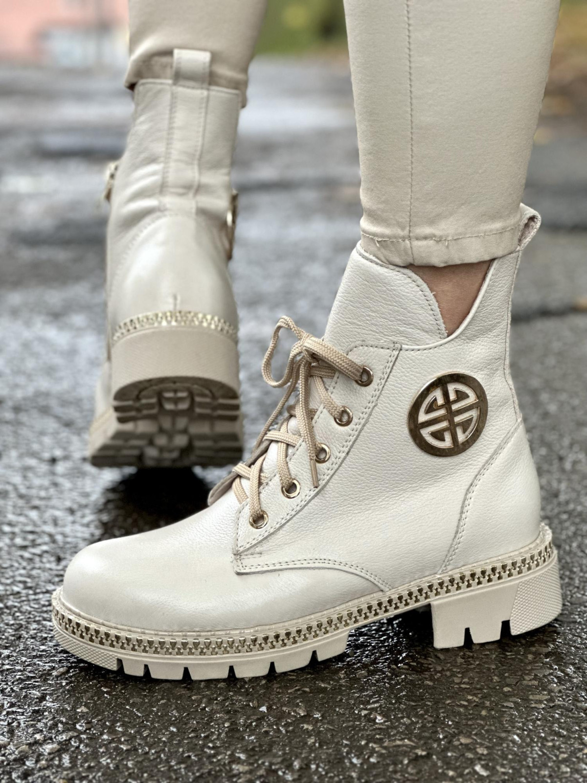 Beżowe trapery damskie skórzane