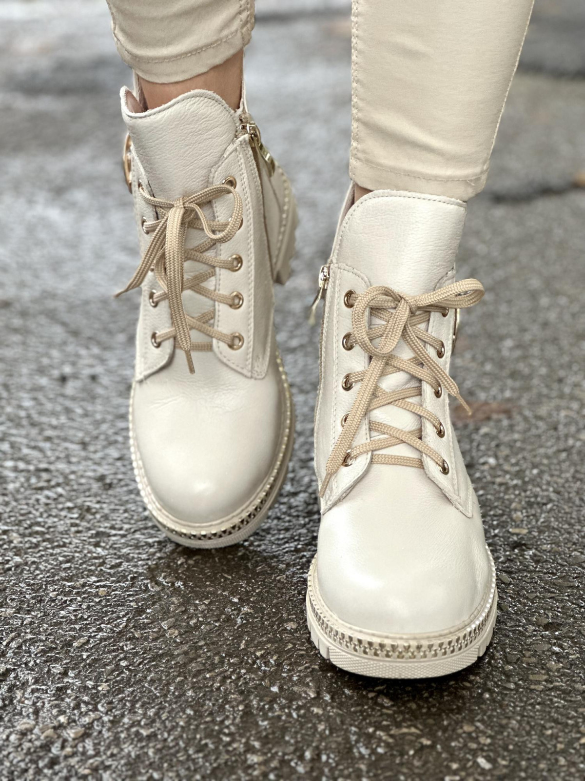 Beżowe trapery damskie skórzane