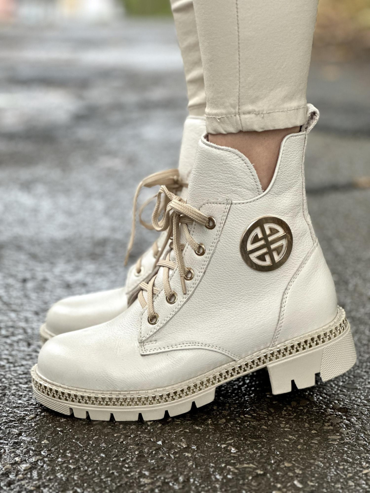 Beżowe trapery damskie skórzane