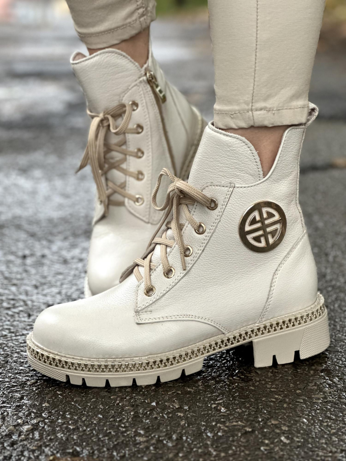 Beżowe trapery damskie skórzane