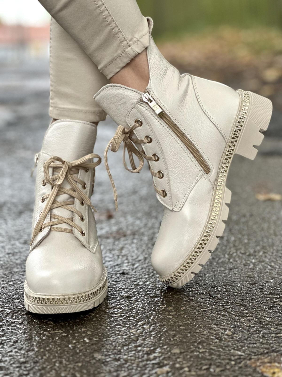 Beżowe trapery damskie skórzane