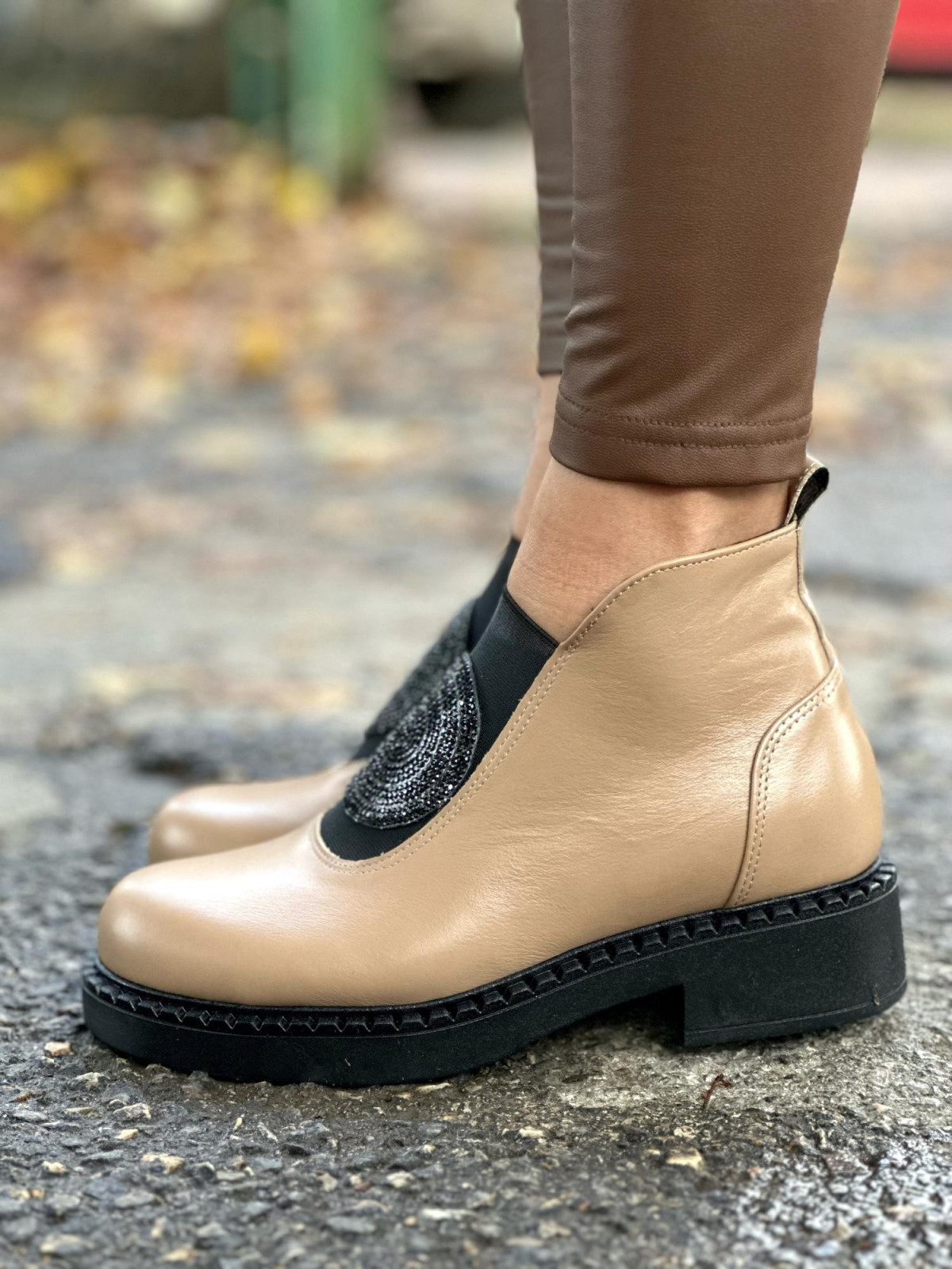 Beżowe botki damskie skórzane