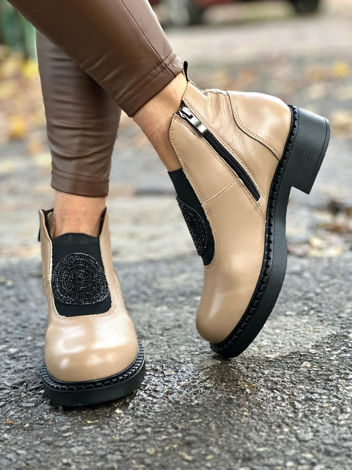 Beżowe botki damskie skórzane