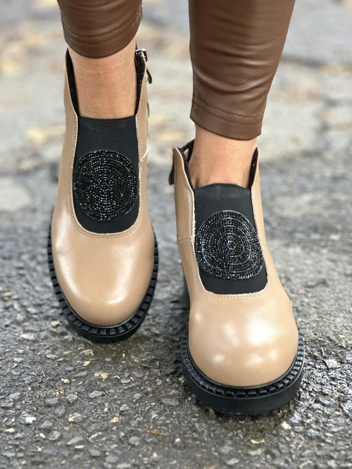 Beżowe botki damskie skórzane