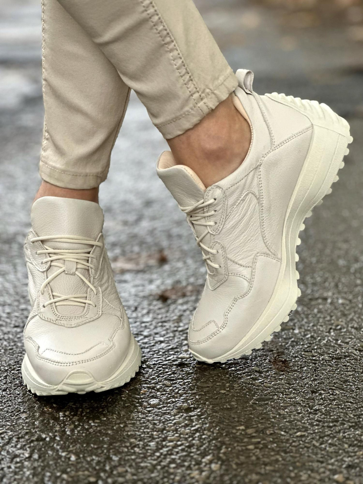 Beżowe sneakersy damskie skórzane