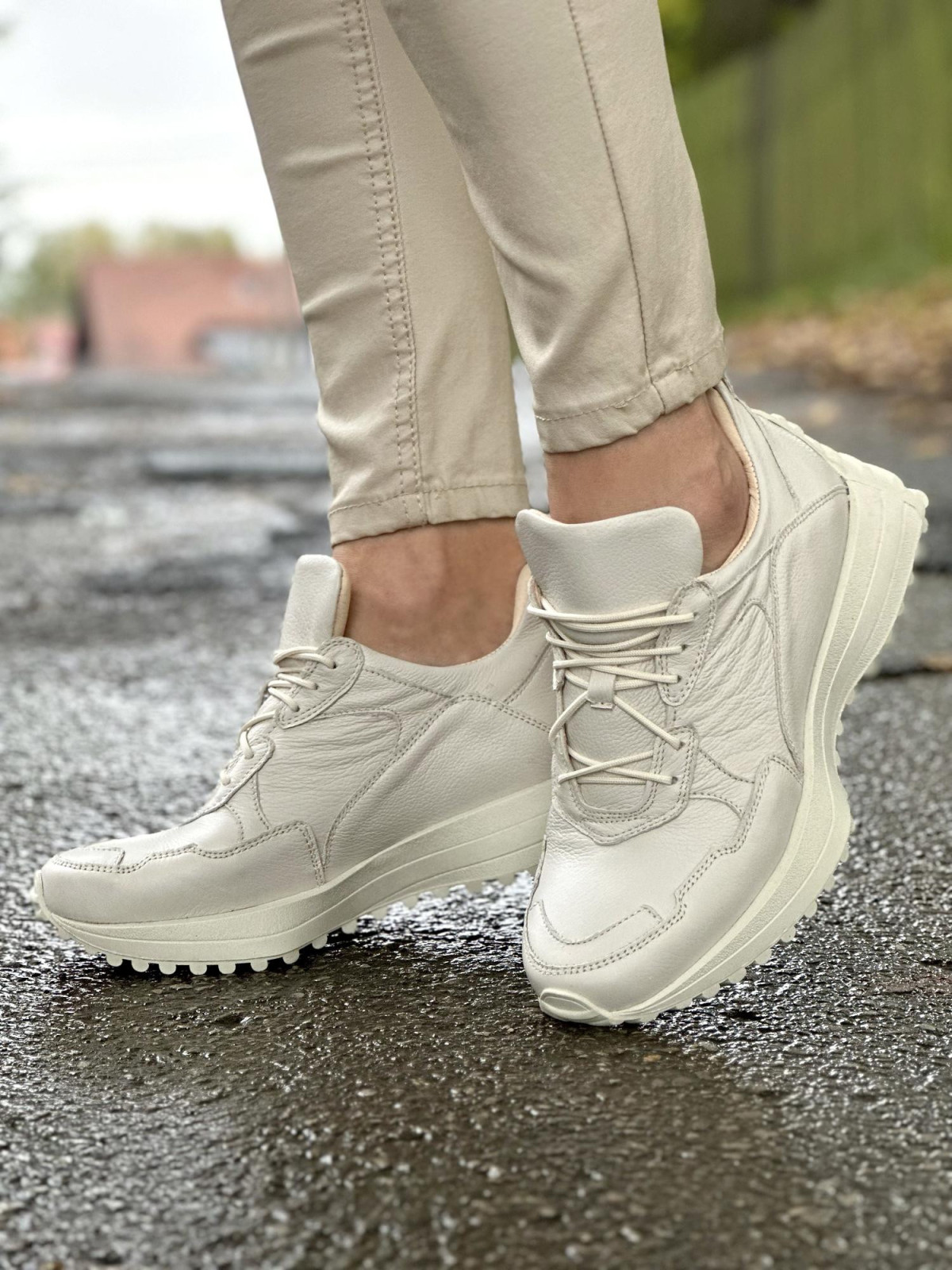 Beżowe sneakersy damskie skórzane