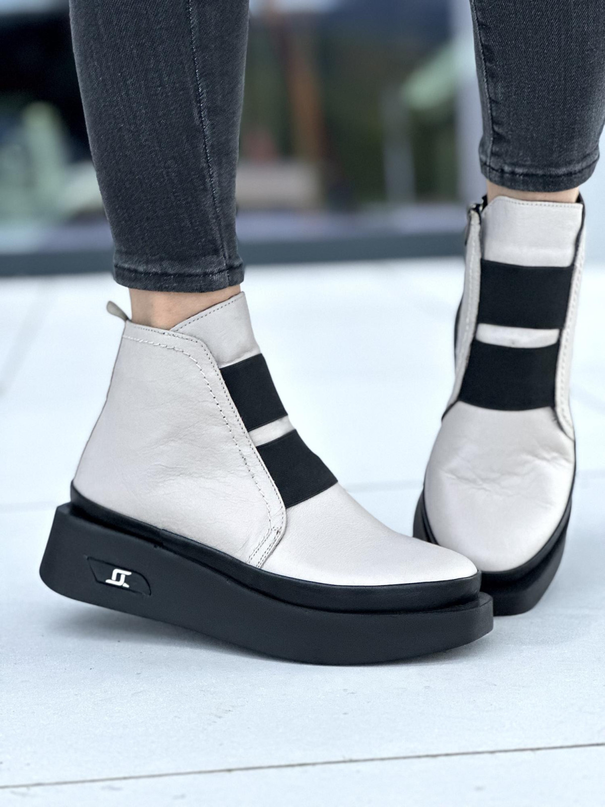 Beżowe botki damskie skórzane