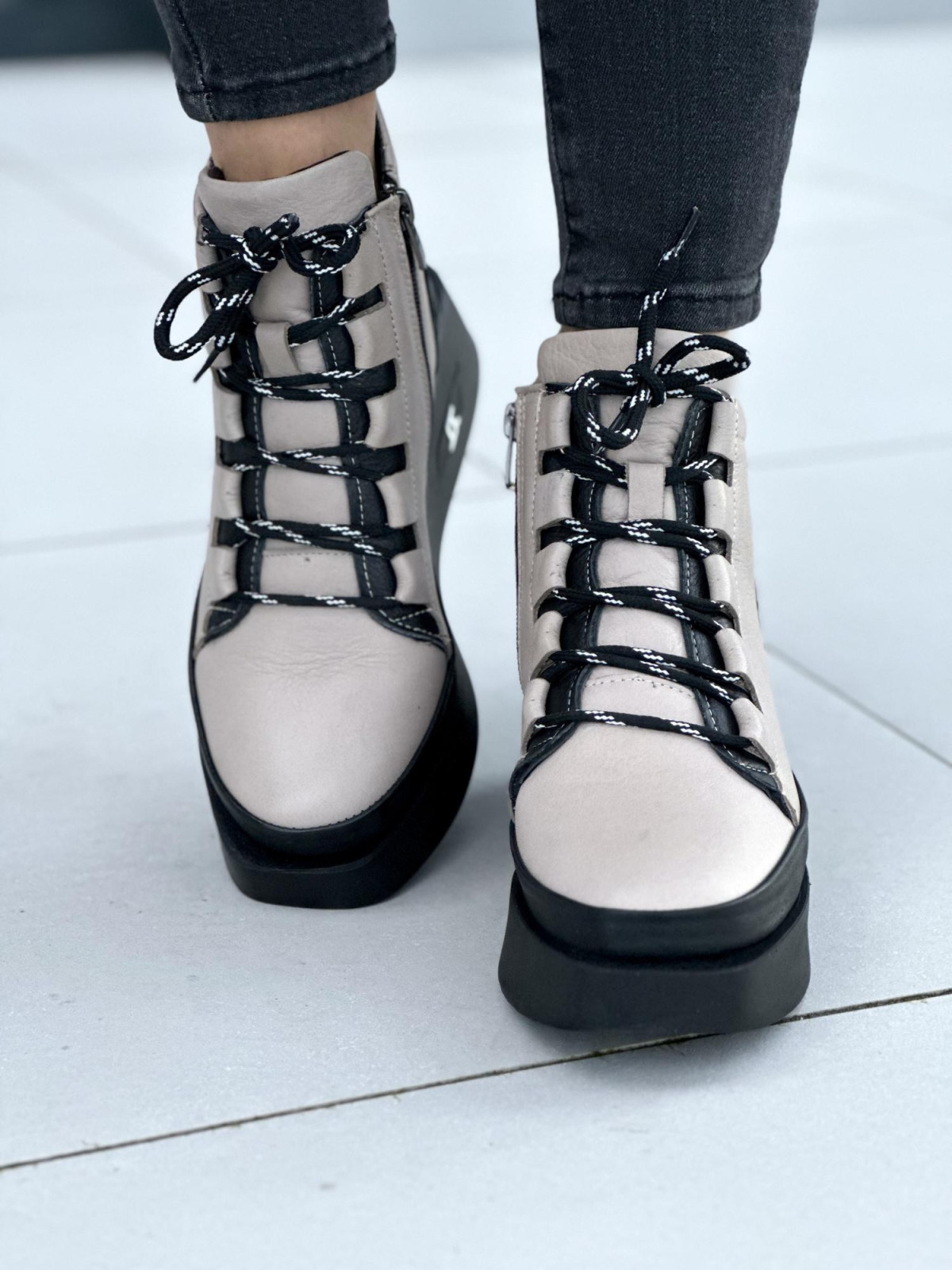 Beżowe botki damskie skórzane