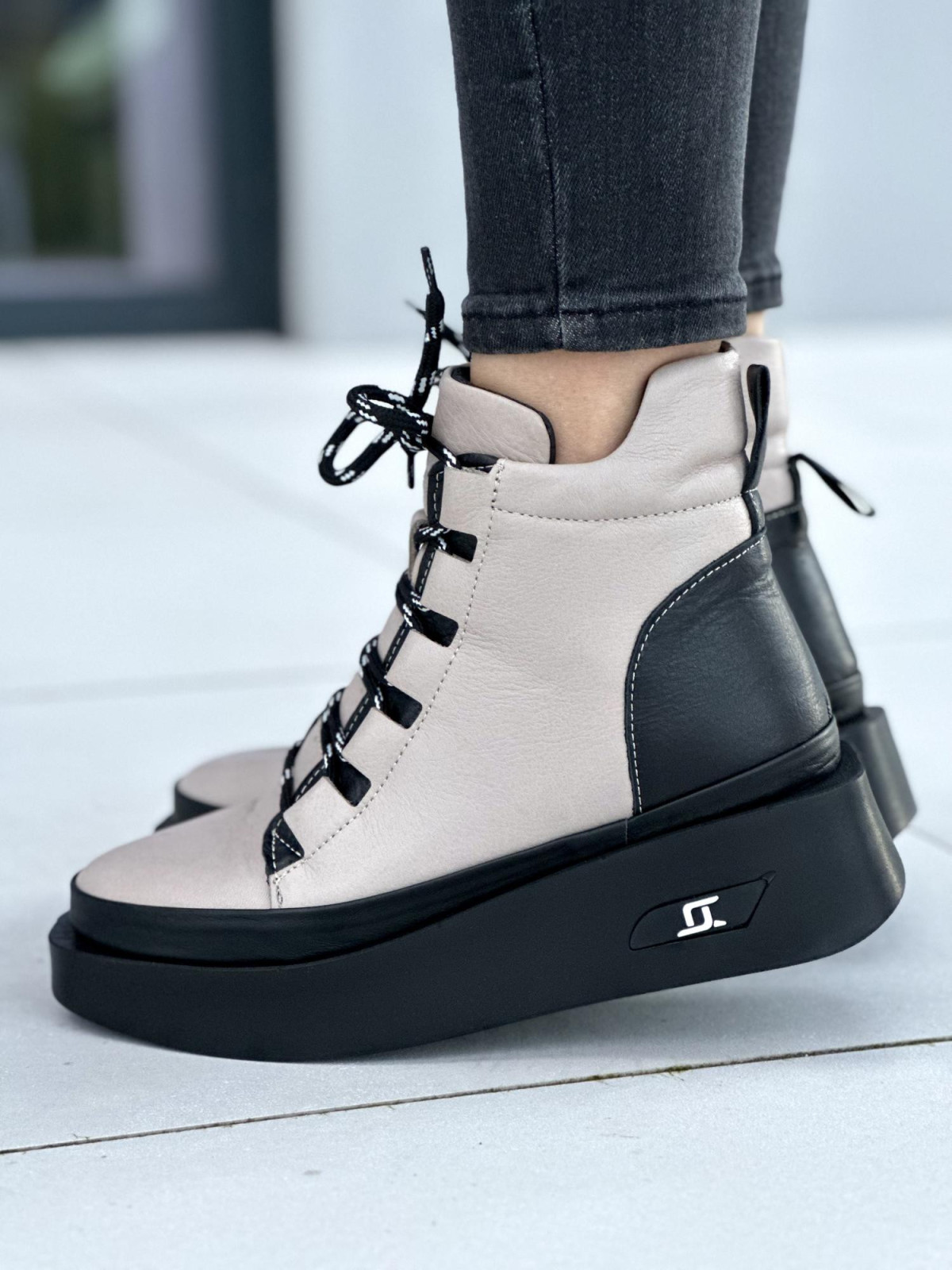 Beżowe botki damskie skórzane