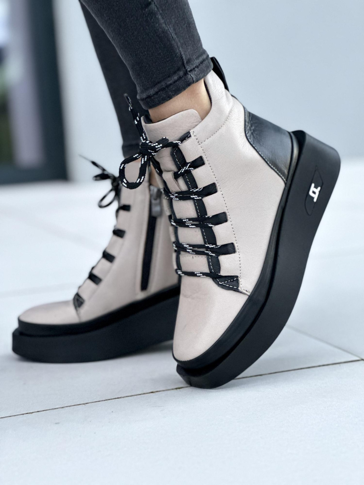 Beżowe botki damskie skórzane