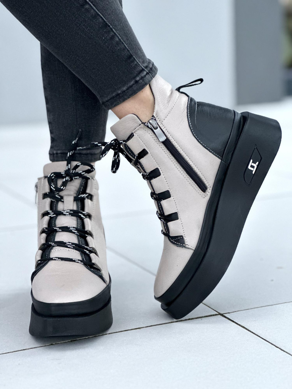 Beżowe botki damskie skórzane