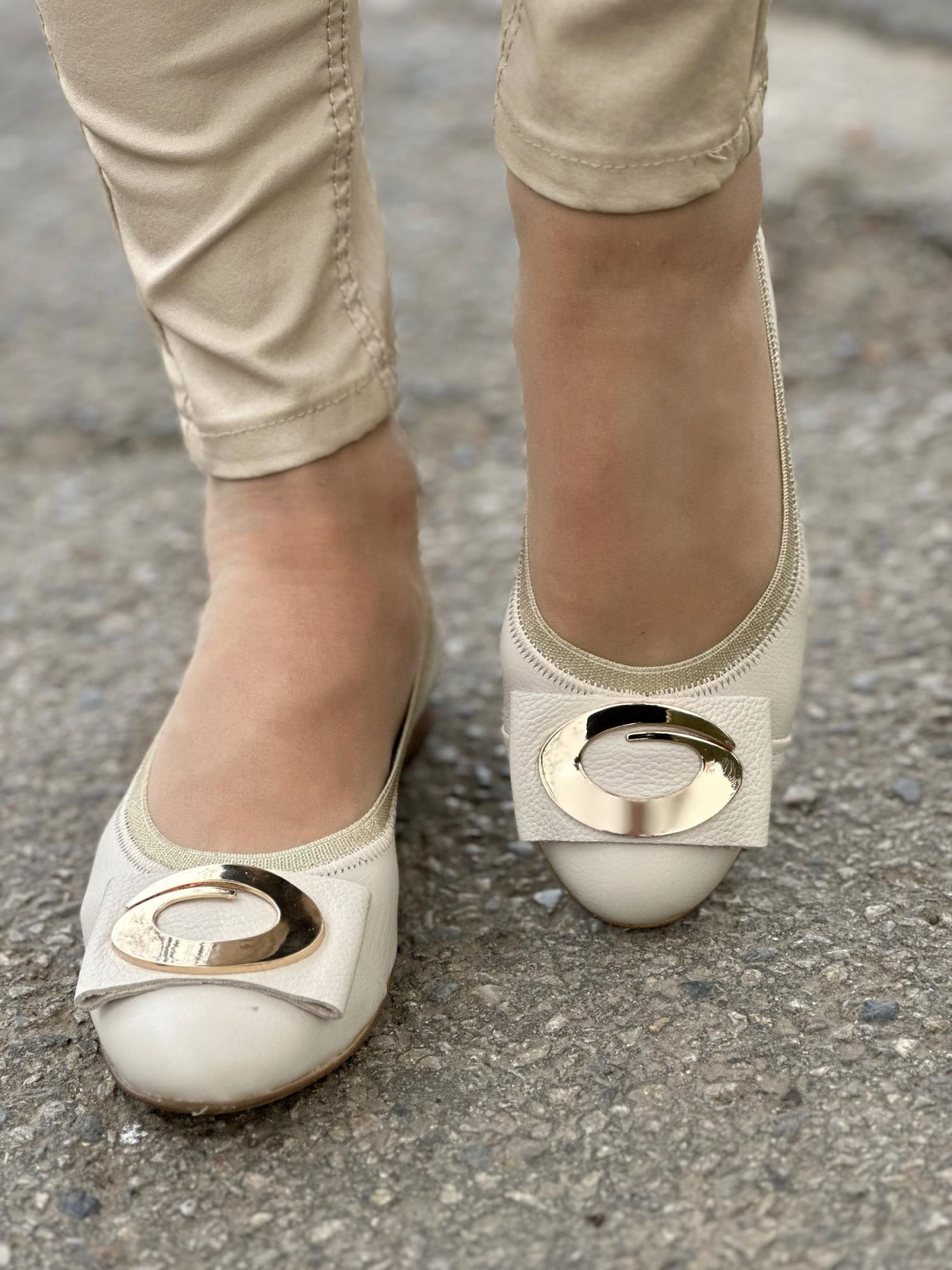 Beżowe baleriny damskie skórzane