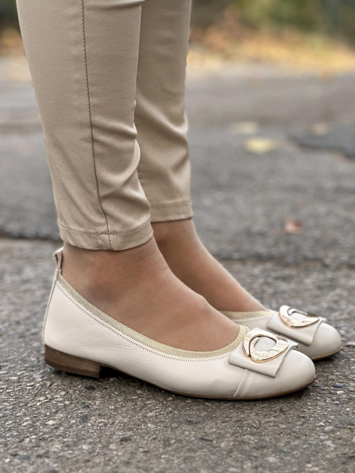 Beżowe baleriny damskie skórzane