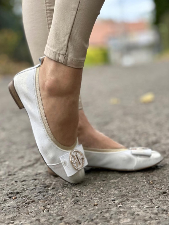 Złote baleriny damskie skórzane