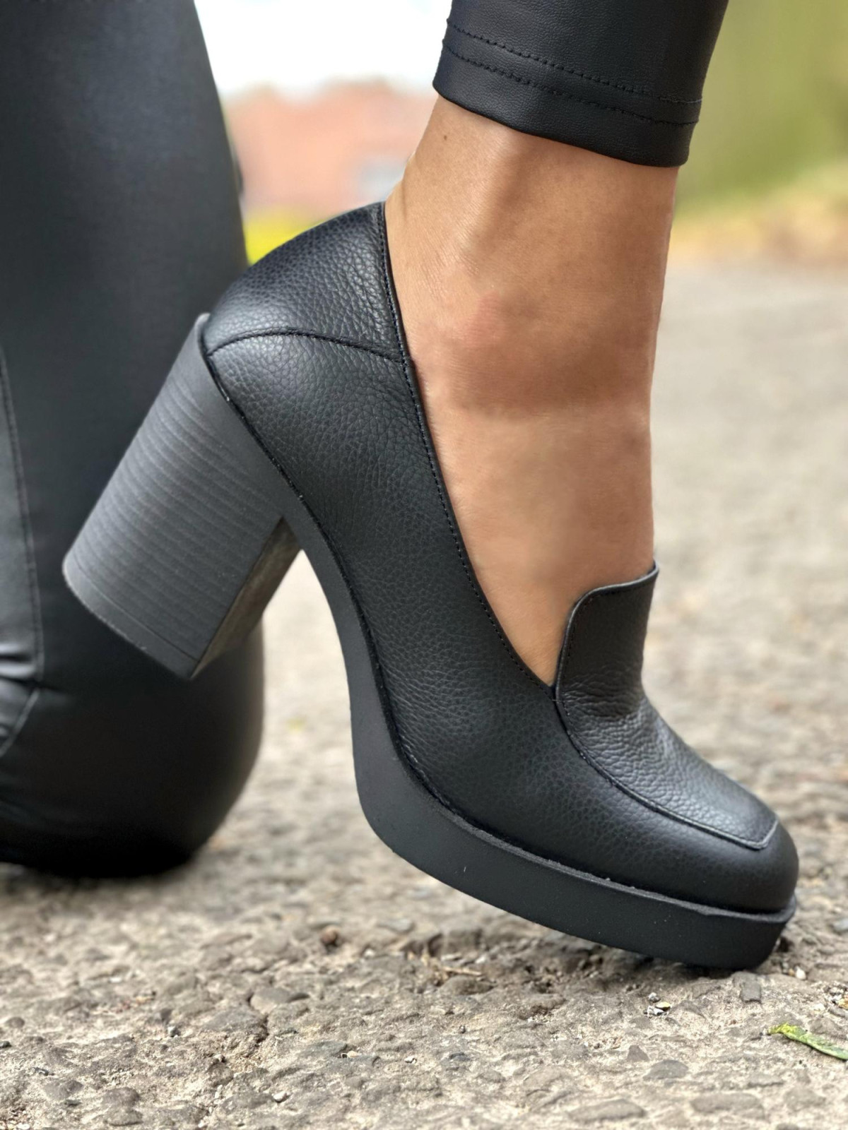 Czarne półbuty damskie skórzane