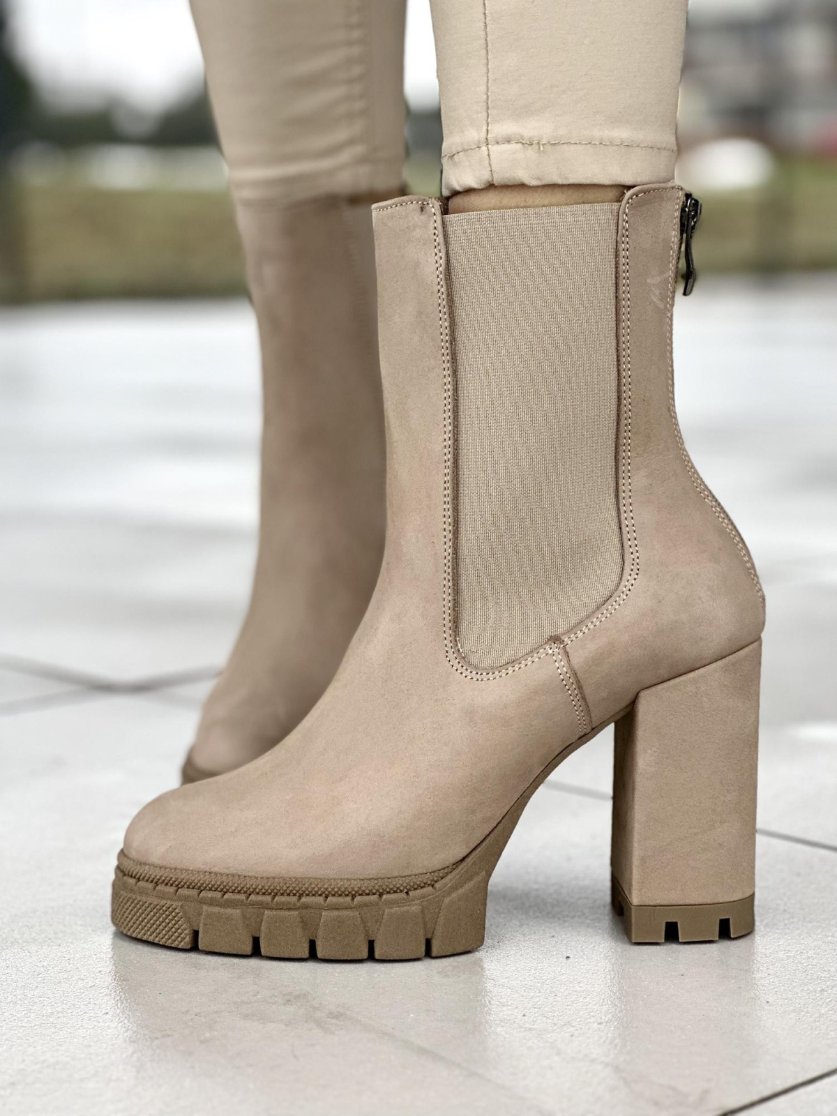 Beżowe botki damskie ze skóry naturalnej nubukowej na wysokim słupku