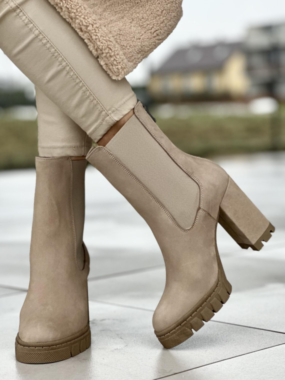 Beżowe botki damskie ze skóry naturalnej nubukowej na wysokim słupku