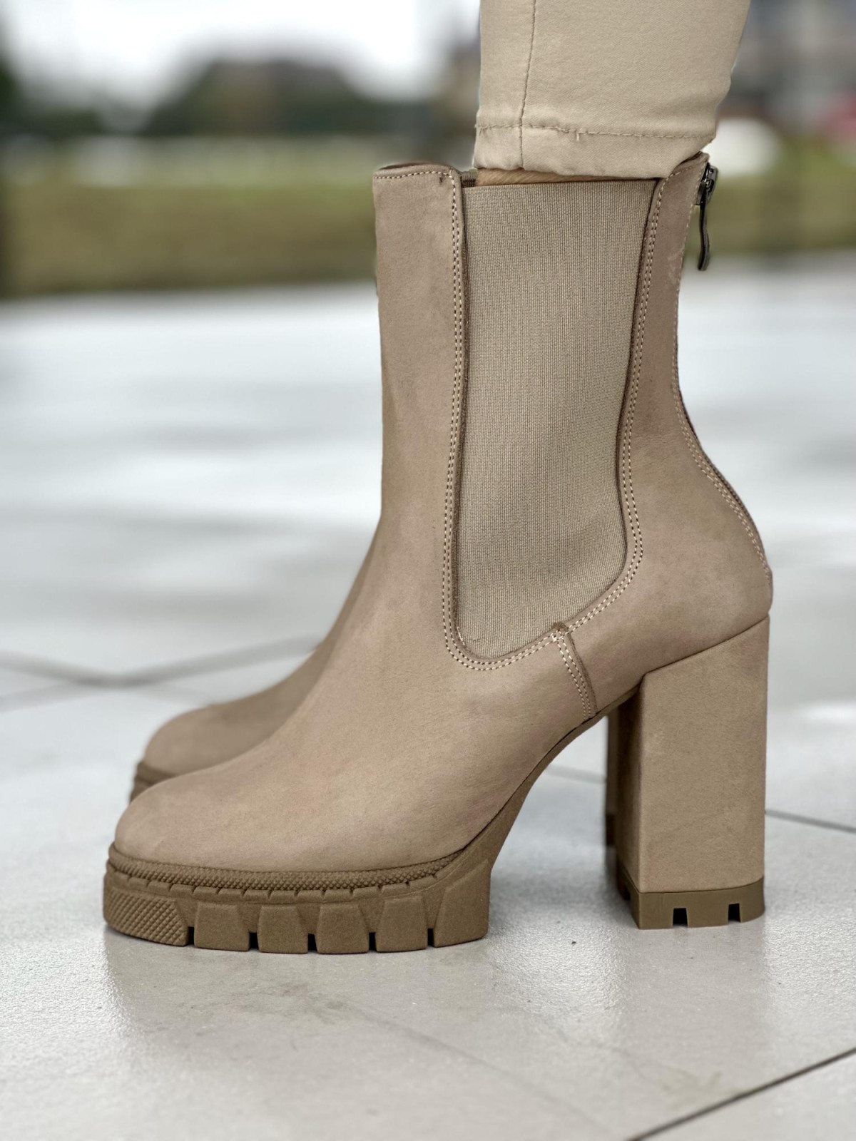 Beżowe botki damskie ze skóry naturalnej nubukowej na wysokim słupku