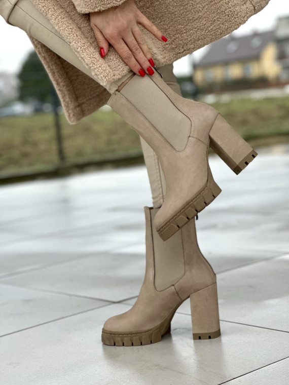 Beżowe botki damskie ze skóry naturalnej nubukowej na wysokim słupku