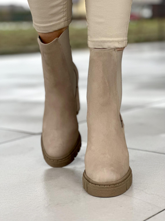 Beżowe botki damskie ze skóry naturalnej nubukowej na wysokim słupku