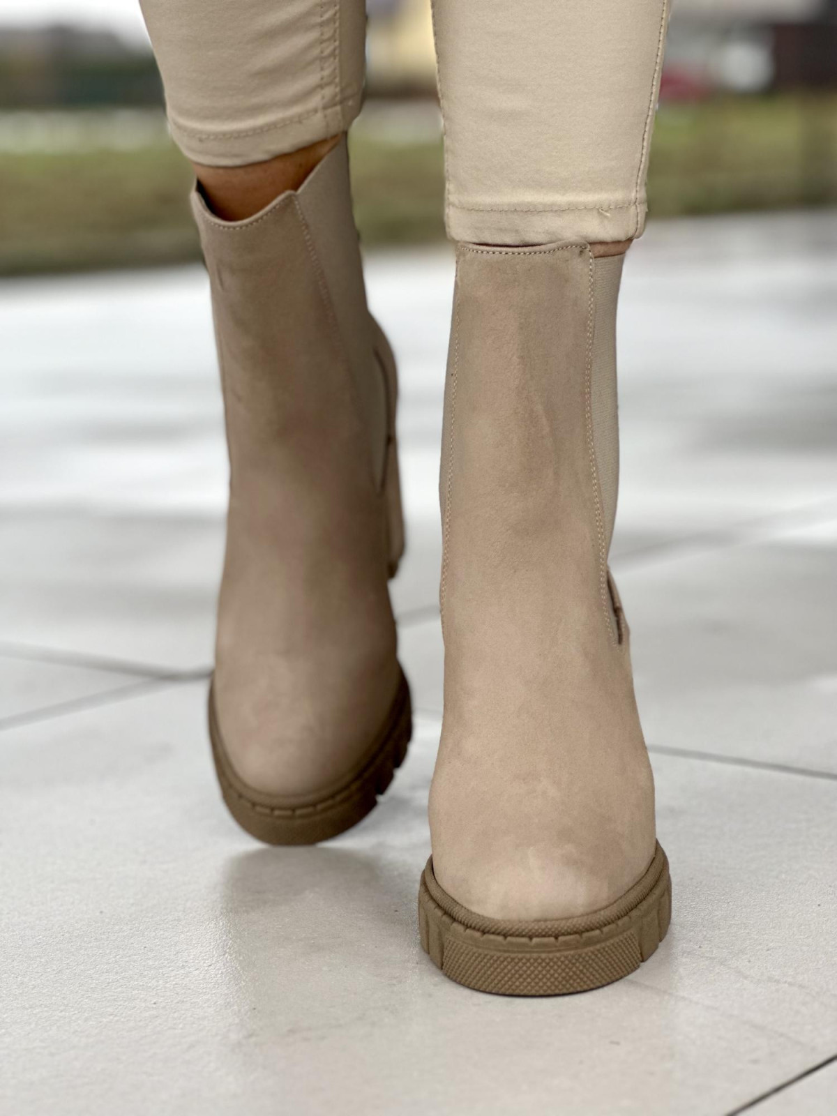 Beżowe botki damskie ze skóry naturalnej nubukowej na wysokim słupku