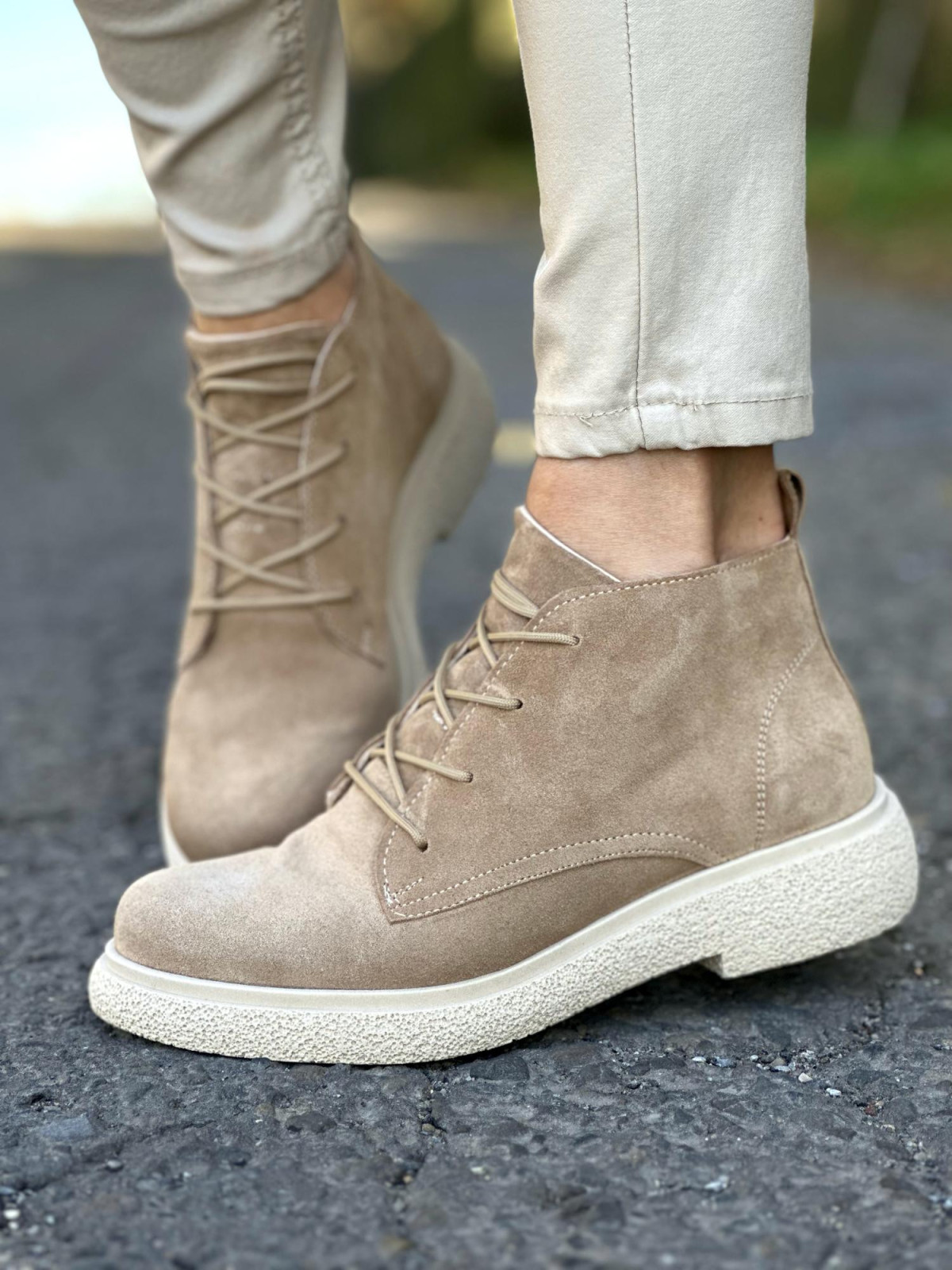 Beżowe półbuty damskie skórzane