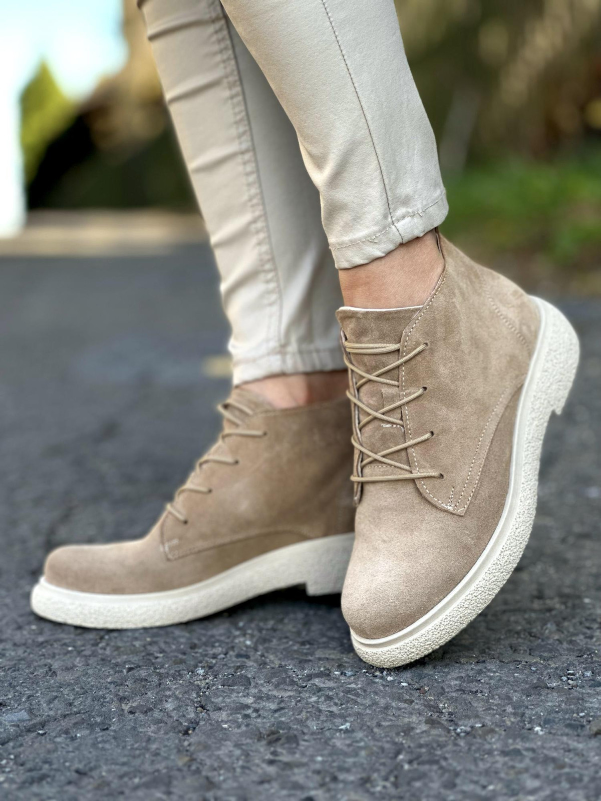 Beżowe półbuty damskie skórzane