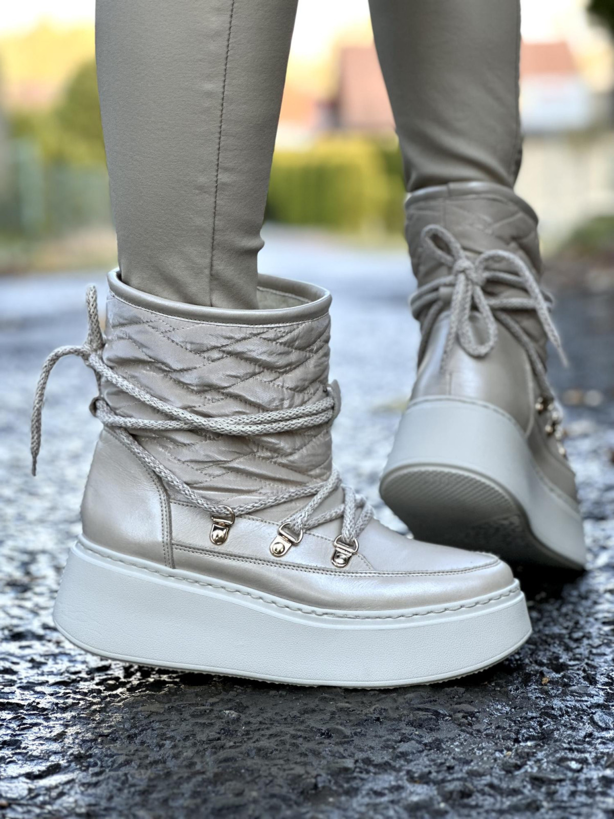 Beżowe śniegowce damskie skórzane