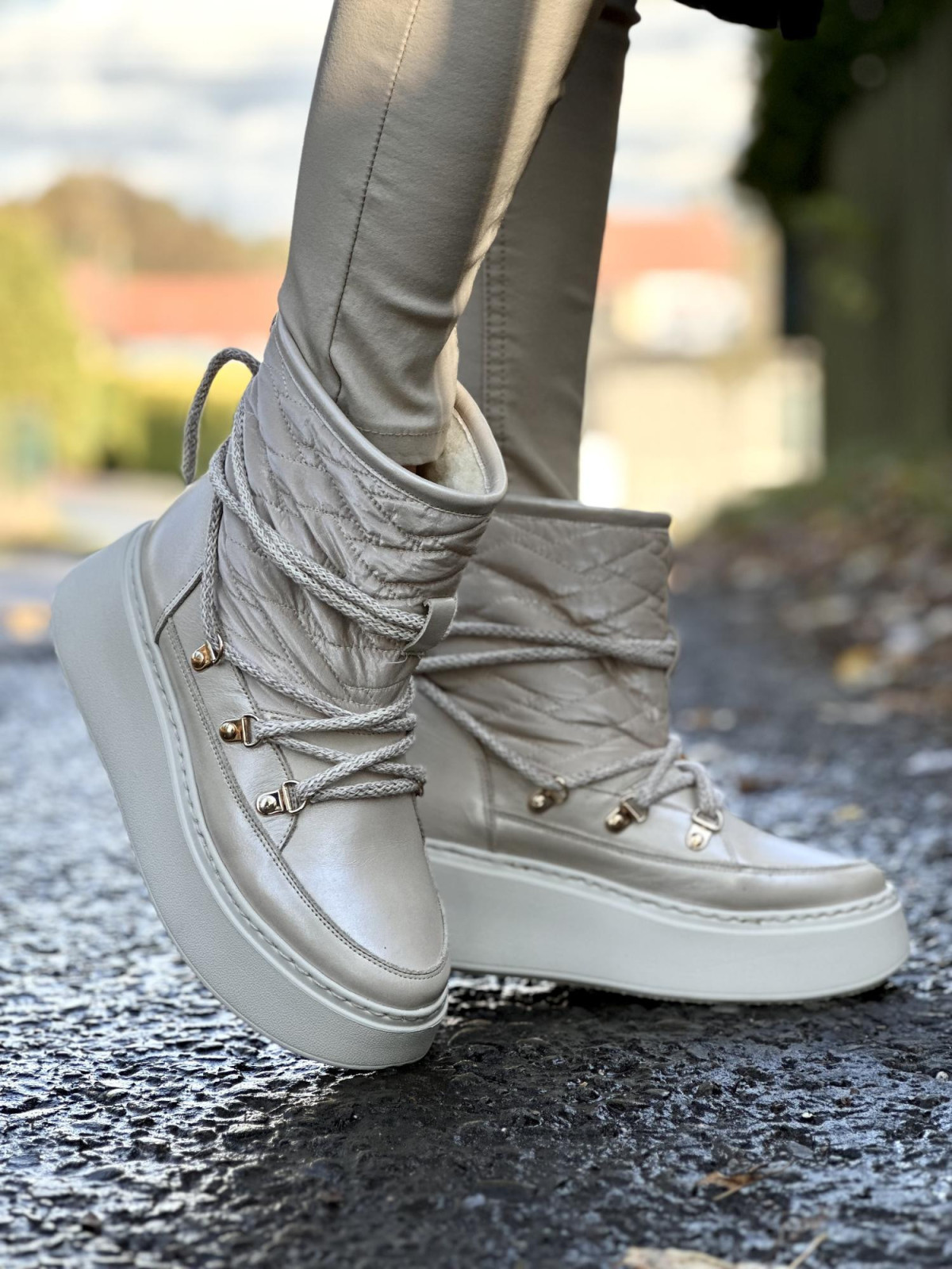 Beżowe śniegowce damskie skórzane