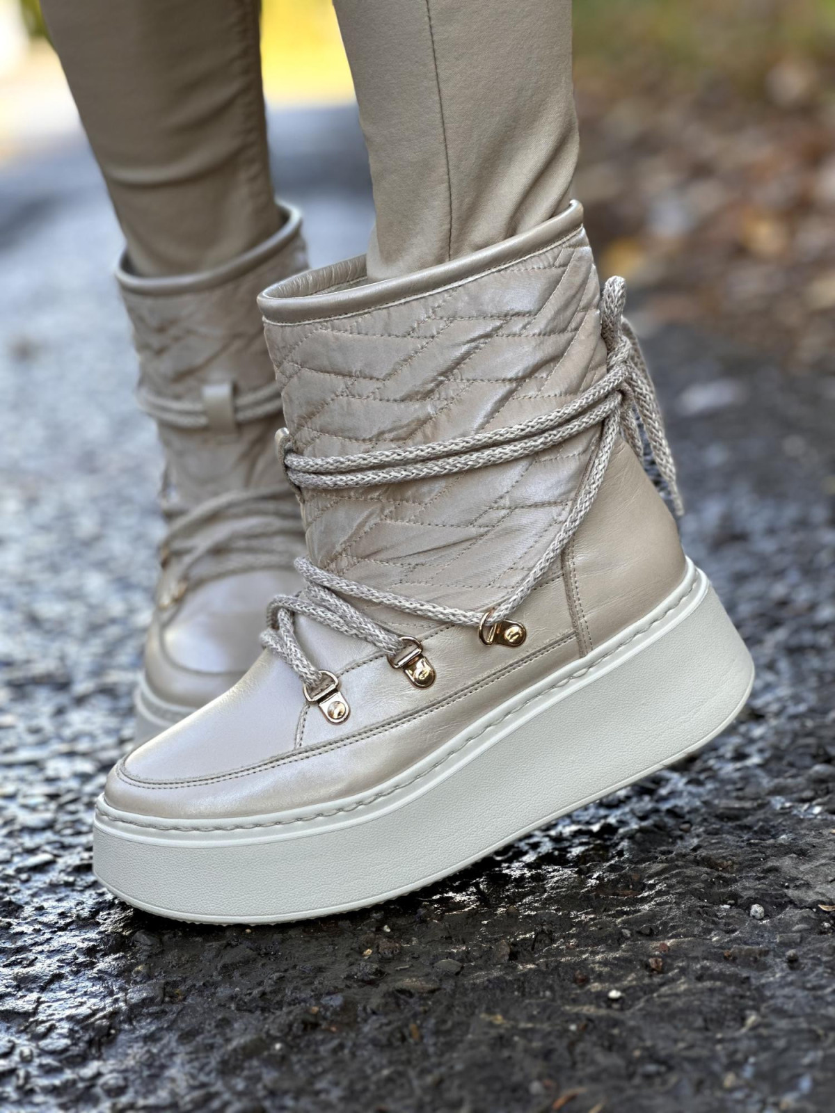 Beżowe śniegowce damskie skórzane