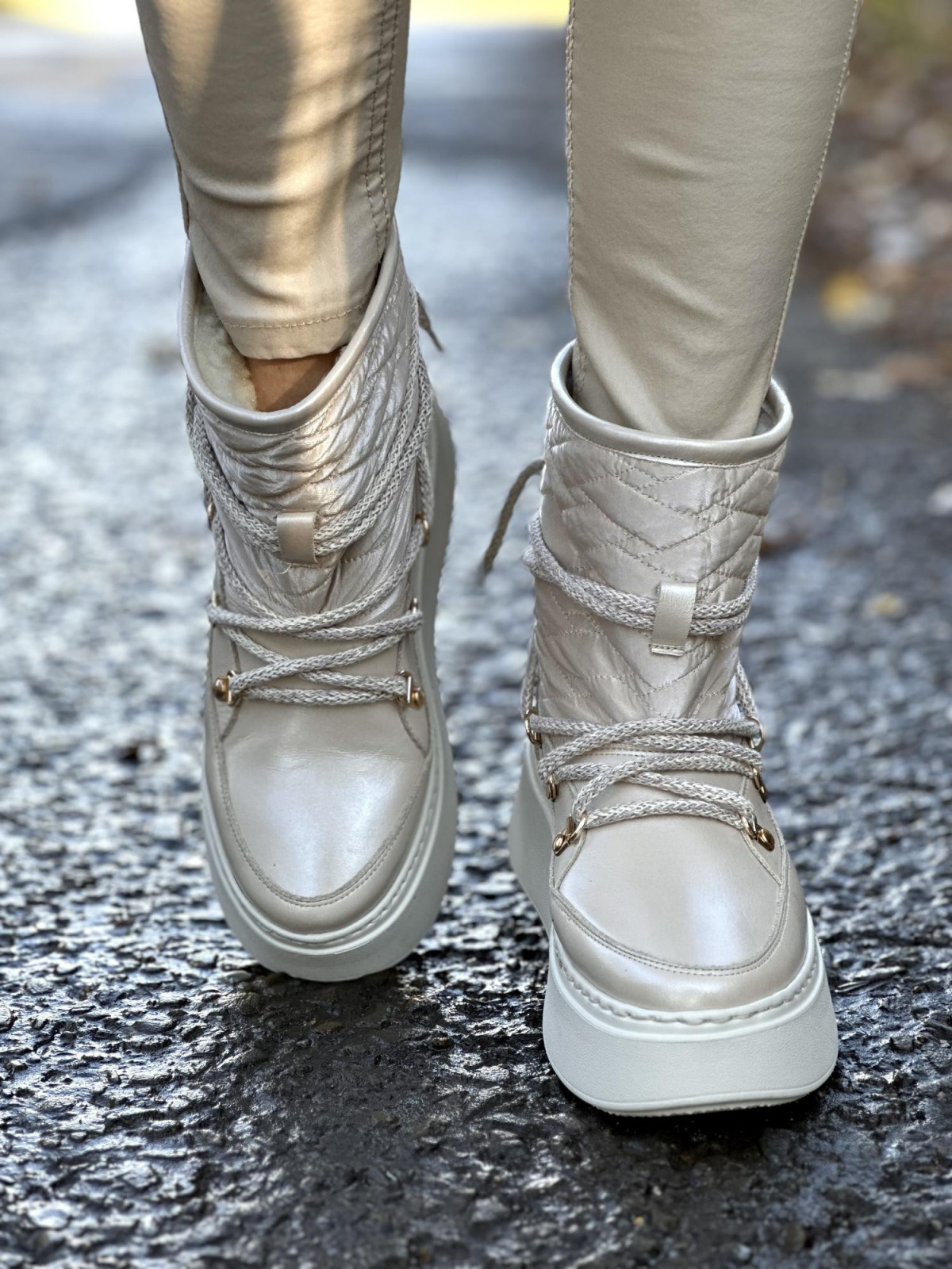 Beżowe śniegowce damskie skórzane